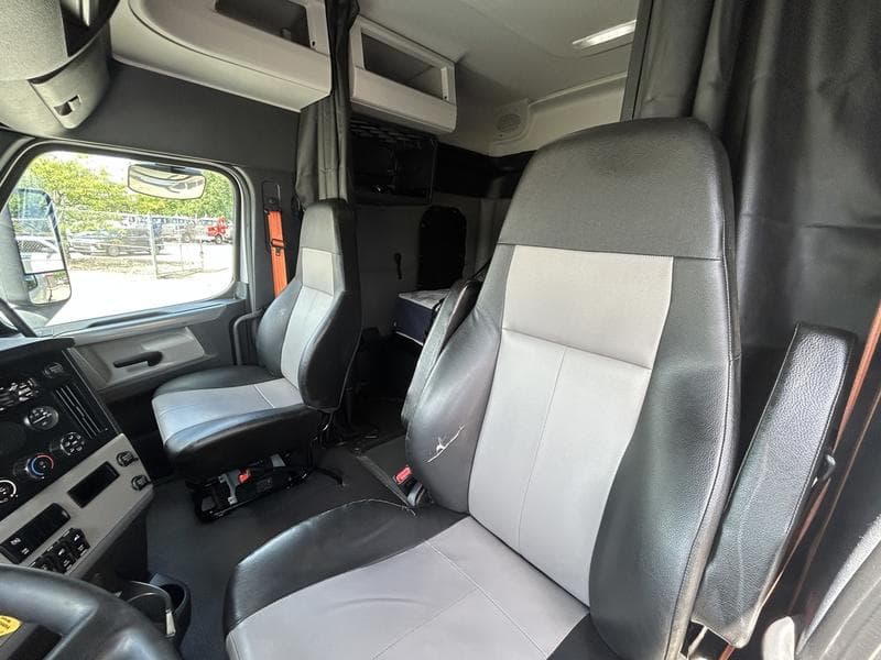2022 Freightliner Cascadia in Pittsburgh, PA — photo 10