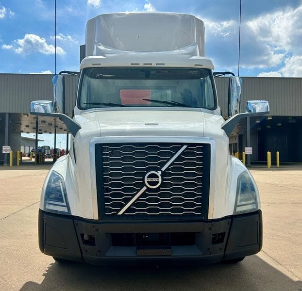 2019 Volvo VNL 300 in Jackson — photo 2