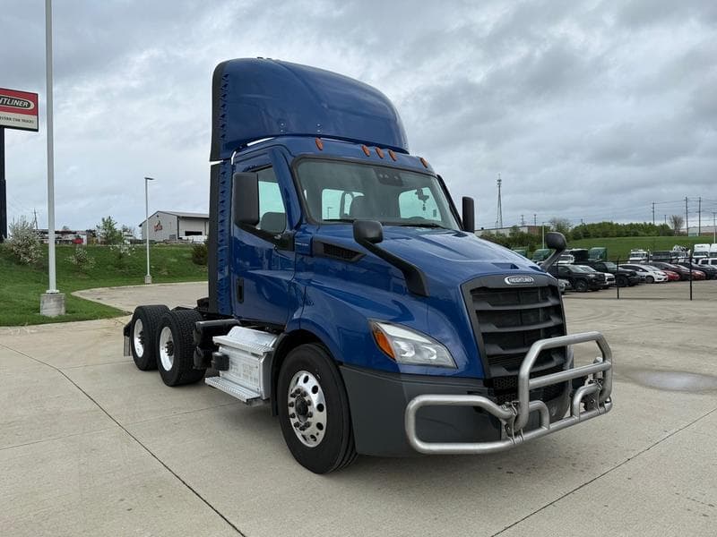 2021 Freightliner Cascadia in Walton, KY — photo 3