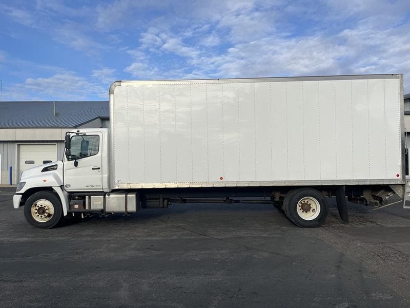 2017 Hino 268 in Elk River — photo 2