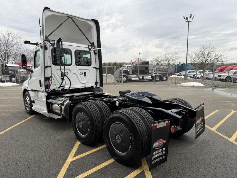 2026 Freightliner Cascadia in Pittsburgh, PA — photo 8