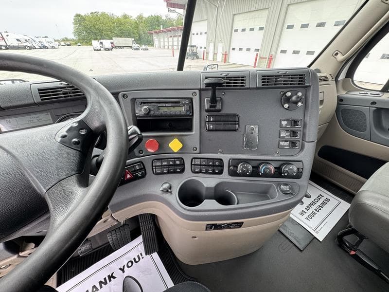 2017 Freightliner Cascadia in Columbus, OH — photo 9