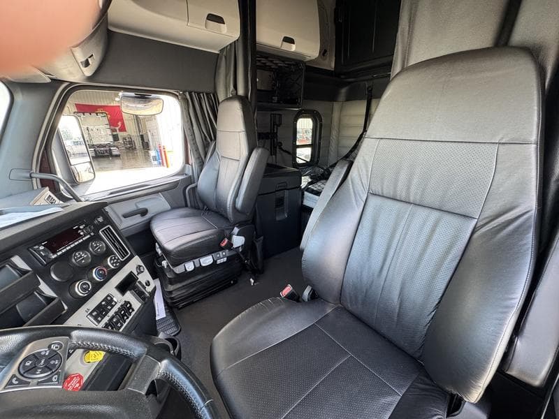 2024 Freightliner Cascadia in Columbus, OH — photo 16
