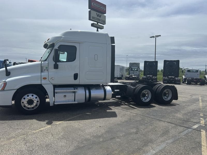 2016 Freightliner Cascadia in Walton, KY — photo 8