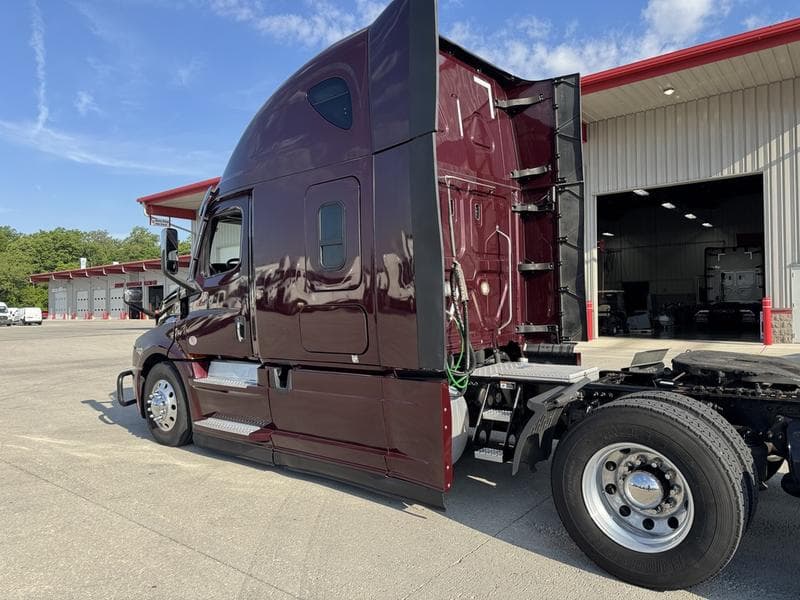 2024 Freightliner Cascadia in Columbus, OH — photo 4