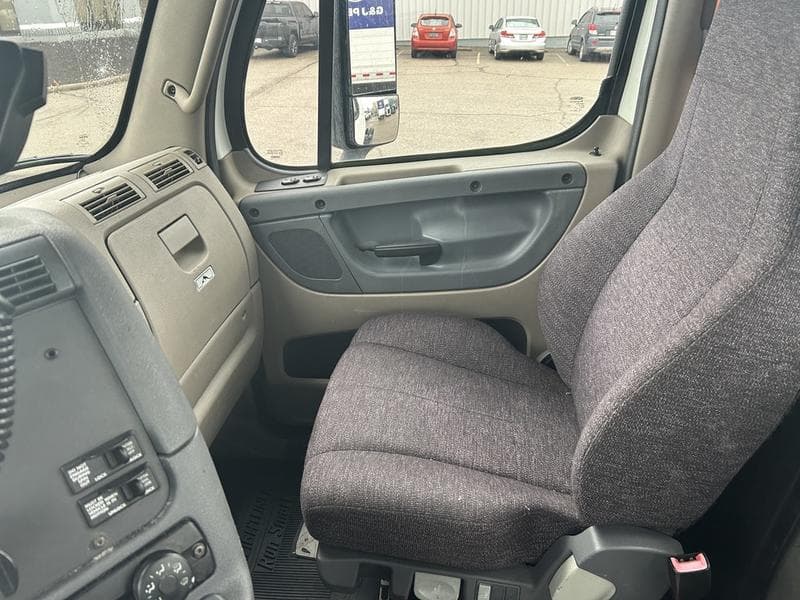 2015 Freightliner Cascadia in Cincinnati, OH — photo 9
