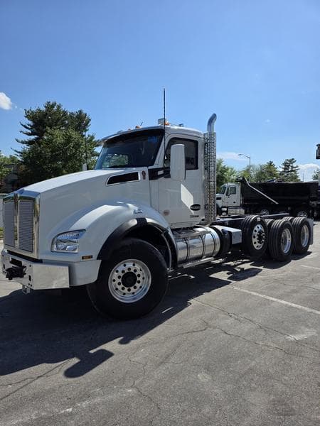 2027 Kenworth T880