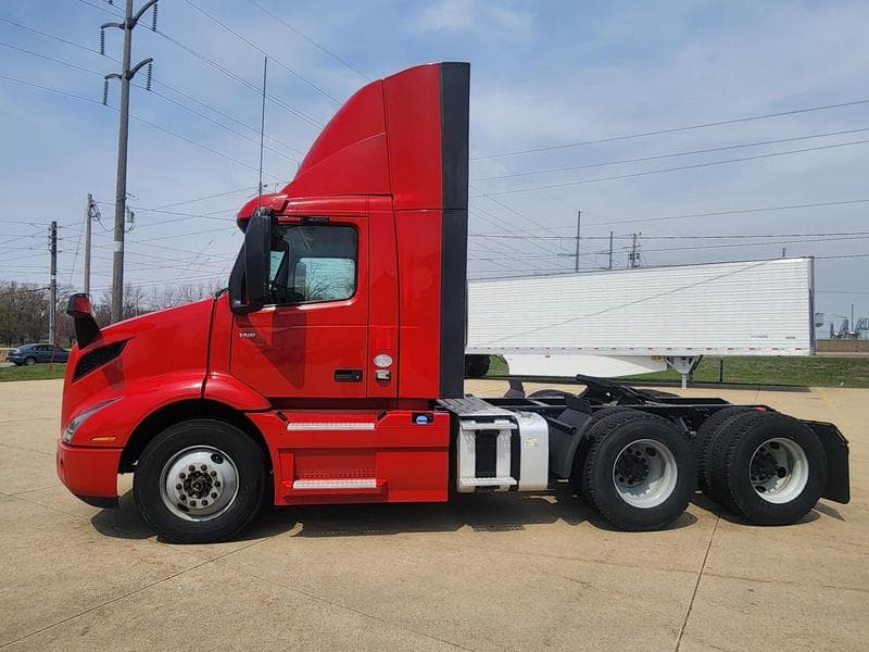 2020 Volvo VNR 640 in Waterloo — photo 2