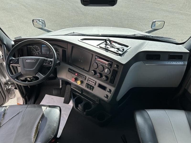2022 Freightliner Cascadia in Pittsburgh, PA — photo 17