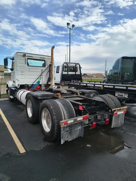 2018 Volvo VNL 300 in Dallas — photo 2
