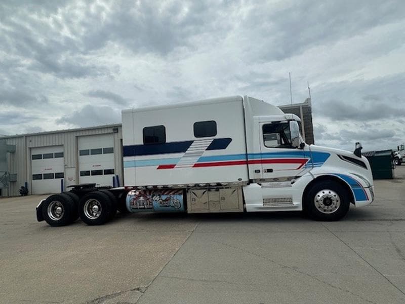 2020 Volvo VNL 300 in Waukee — photo 2
