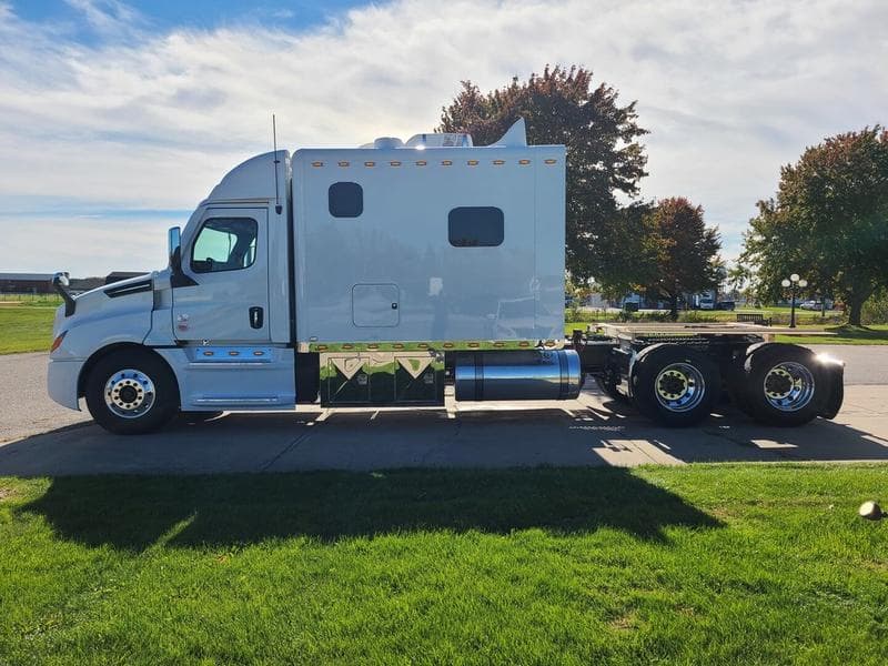 2026 Freightliner Cascadia in Columbus, OH — photo 2