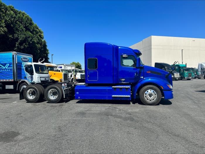 2024 Peterbilt 579 in Los Angeles, CA — photo 10