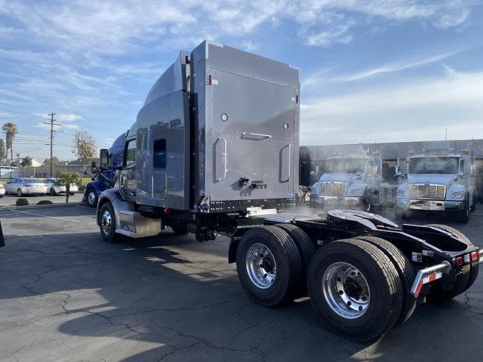 2024 Peterbilt 579 in Los Angeles, CA — photo 8