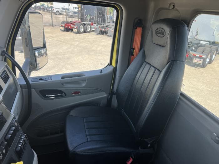 2021 Peterbilt 579 in Dallas, TX — photo 9
