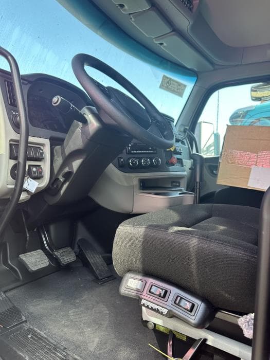 2025 Peterbilt 579 in San Diego, CA — photo 6