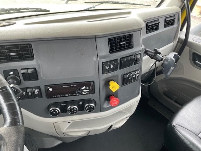 2021 Peterbilt 579 in Tampa, FL — photo 13