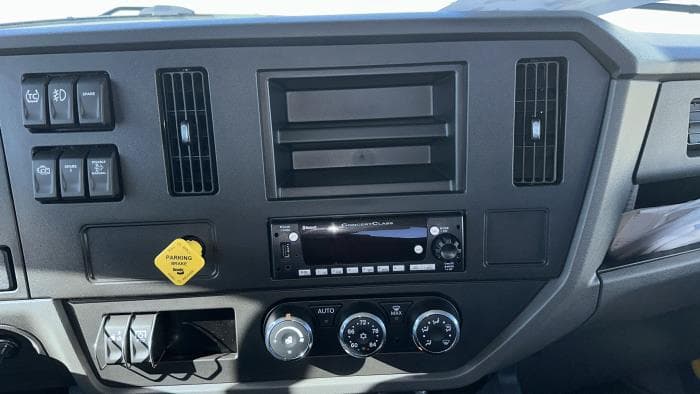 2025 Peterbilt 536 — photo 29