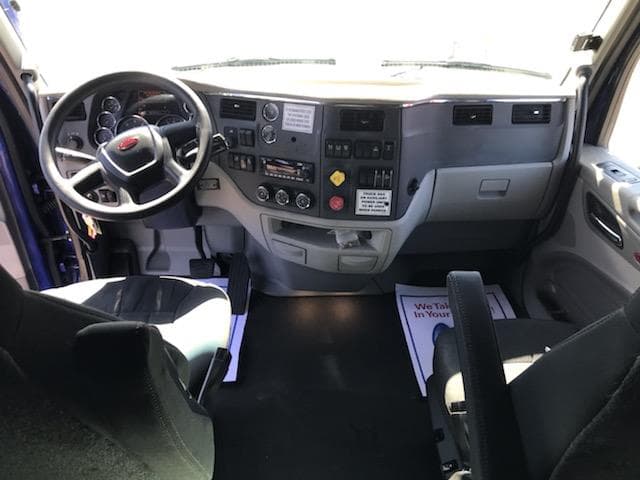 2022 Peterbilt 579 in Indianapolis, IN — photo 2