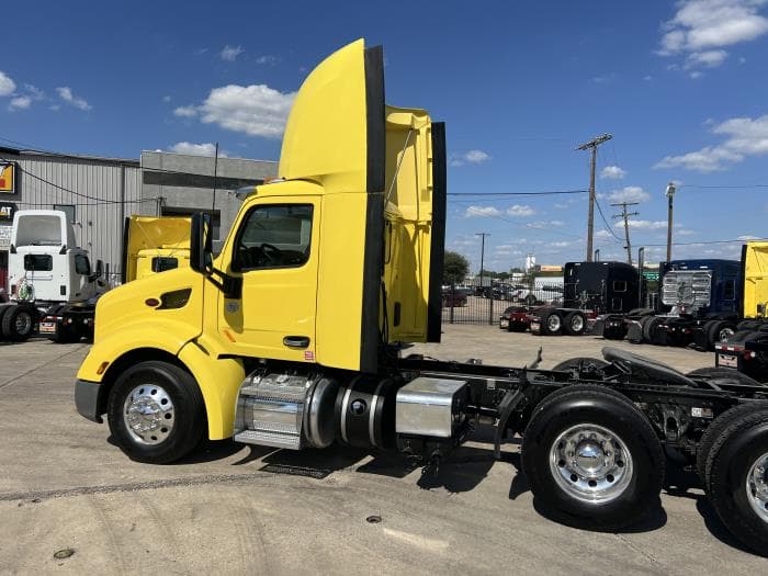 2021 Peterbilt 579 in Dallas, TX — photo 10