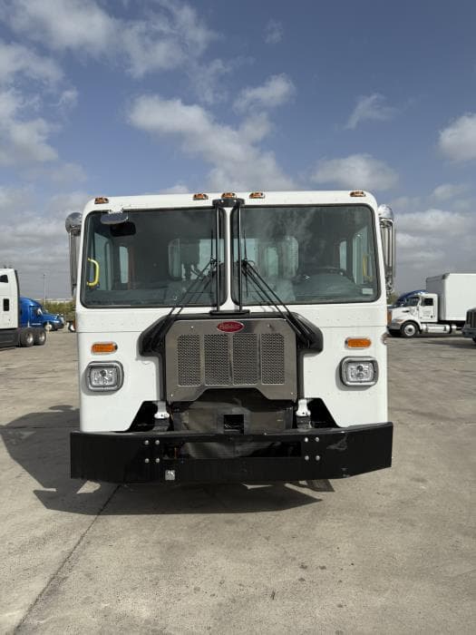 2025 Peterbilt 520 in Laredo, TX — photo 3