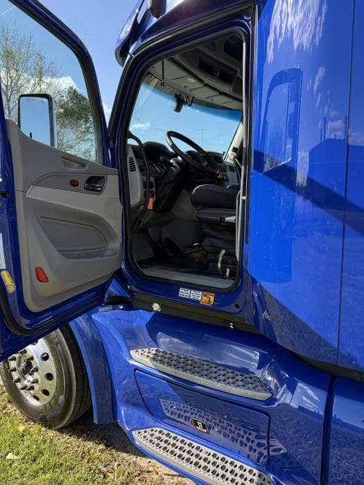 2022 Peterbilt 579 in Mobile, AL — photo 16