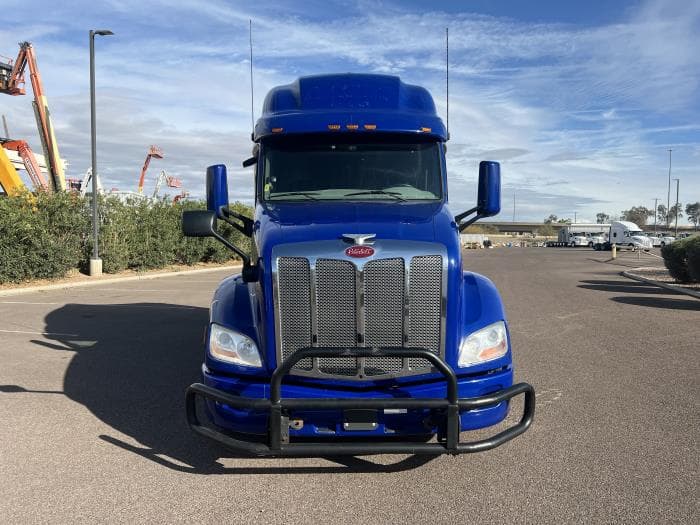 2022 Peterbilt 579 in Phoenix, AZ — photo 3
