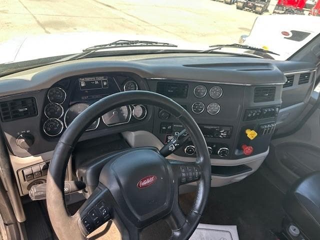 2020 Peterbilt 579 in Fontana, CA — photo 2