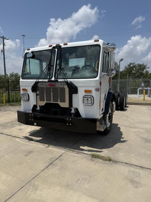 2025 Peterbilt 520 in Laredo, TX — photo 2