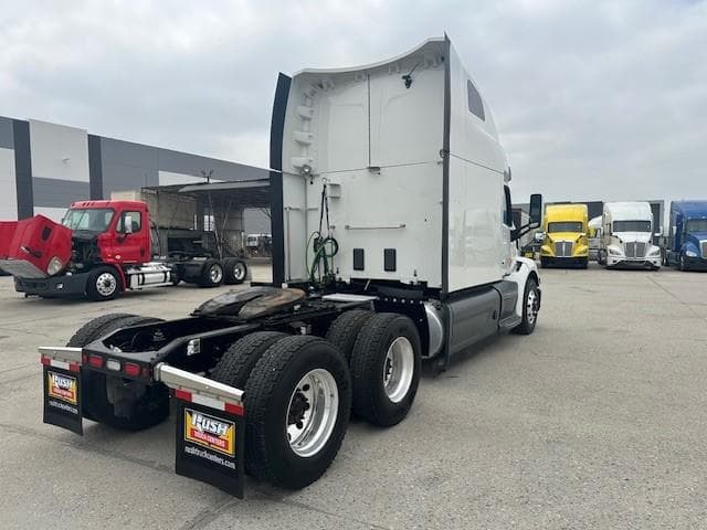 2021 Peterbilt 579 in Fontana, CA — photo 2