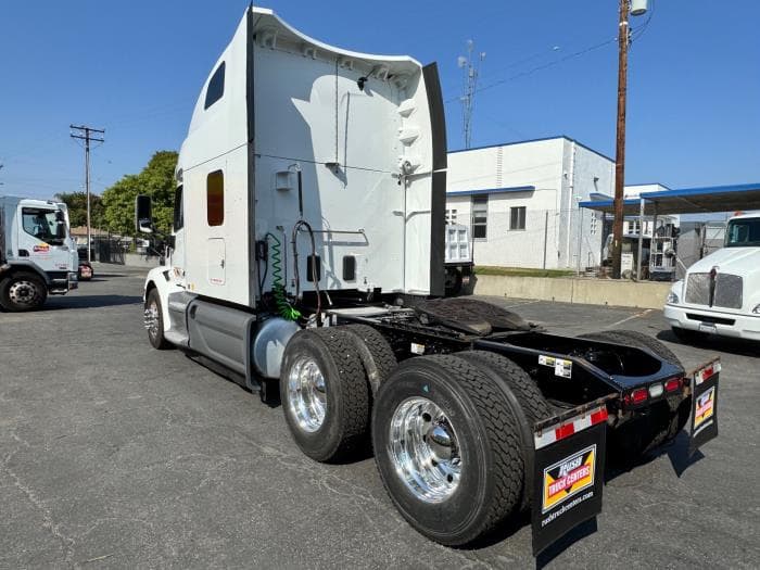 2021 Peterbilt 579 in Los Angeles, CA — photo 8