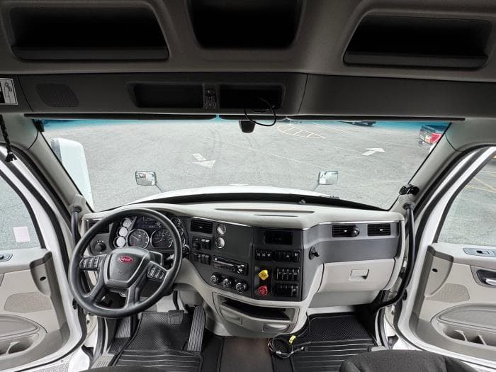 2021 Peterbilt 579 in Los Angeles, CA — photo 14