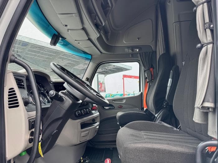 2021 Peterbilt 579 in Los Angeles, CA — photo 12