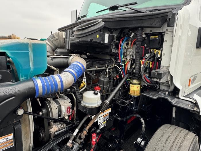 2021 Peterbilt 579 in Los Angeles, CA — photo 10