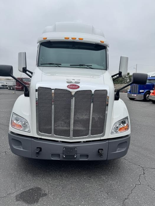 2021 Peterbilt 579 in Los Angeles, CA — photo 3