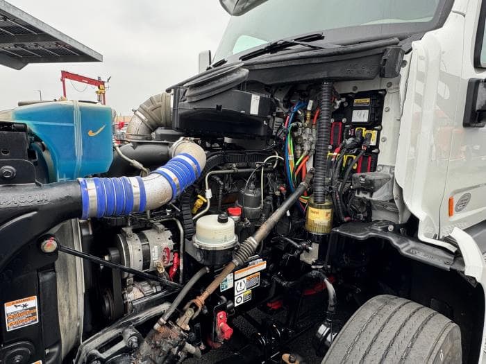 2021 Peterbilt 579 in Los Angeles, CA — photo 10