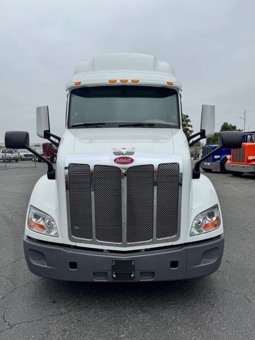 2021 Peterbilt 579 in Los Angeles, CA — photo 3