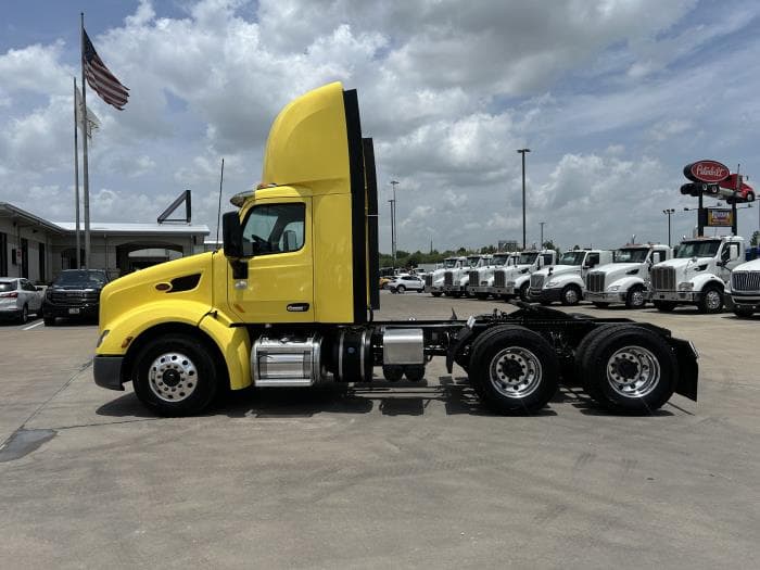 2021 Peterbilt 579 in Houston, TX — photo 3