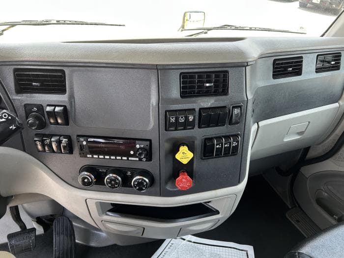 2021 Peterbilt 579 in Houston, TX — photo 30