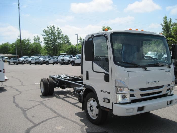 2025 Isuzu NRR in Sealy, TX — photo 6