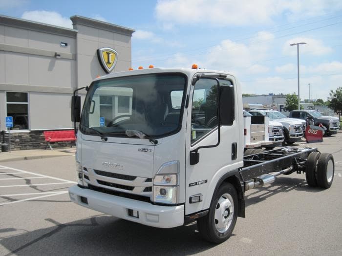 2025 Isuzu NRR in Sealy, TX — photo 8