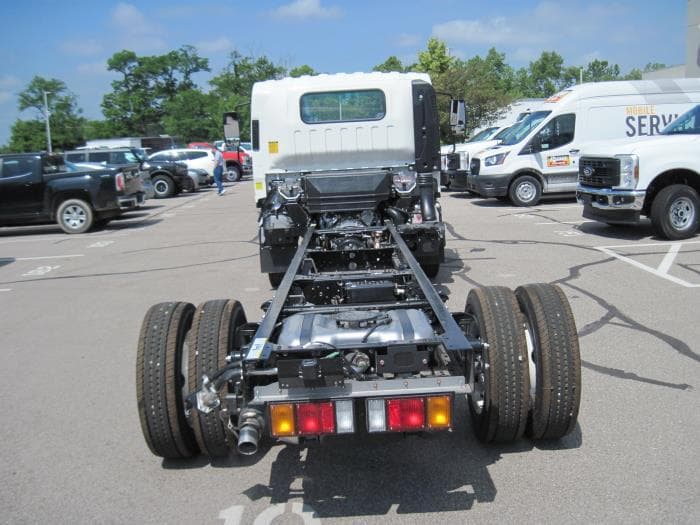 2025 Isuzu NRR in Sealy, TX — photo 6