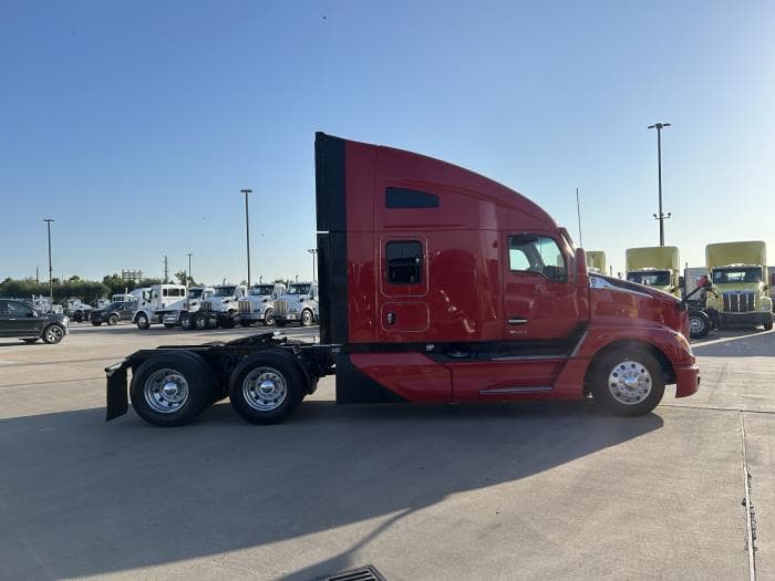 2024 Kenworth T680 in Houston, TX — photo 7