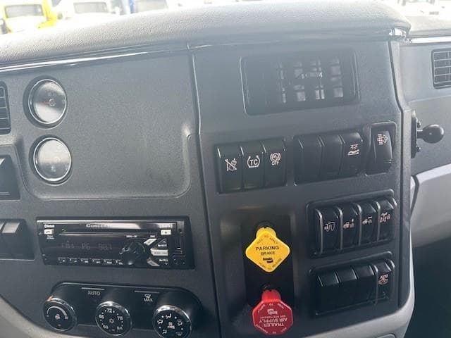 2021 Peterbilt 579 in Fontana, CA — photo 6
