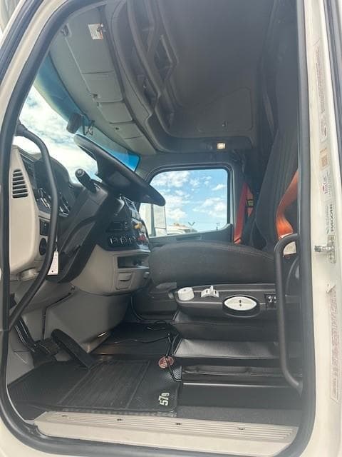 2021 Peterbilt 579 in Fontana, CA — photo 10