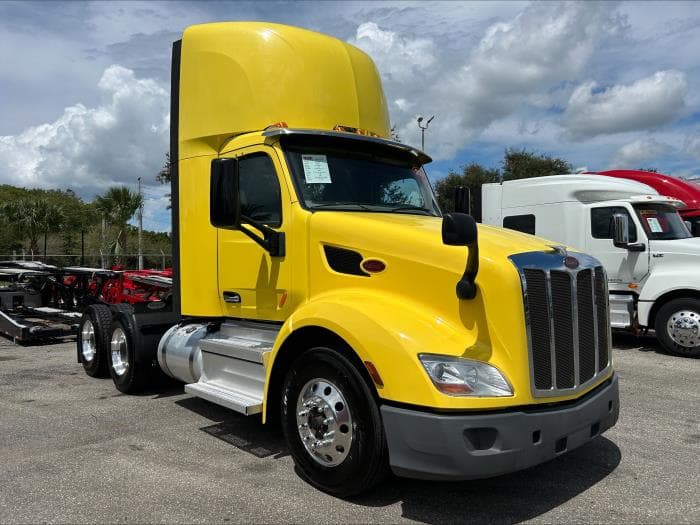 2021 Peterbilt 579 in Orlando, FL — photo 2
