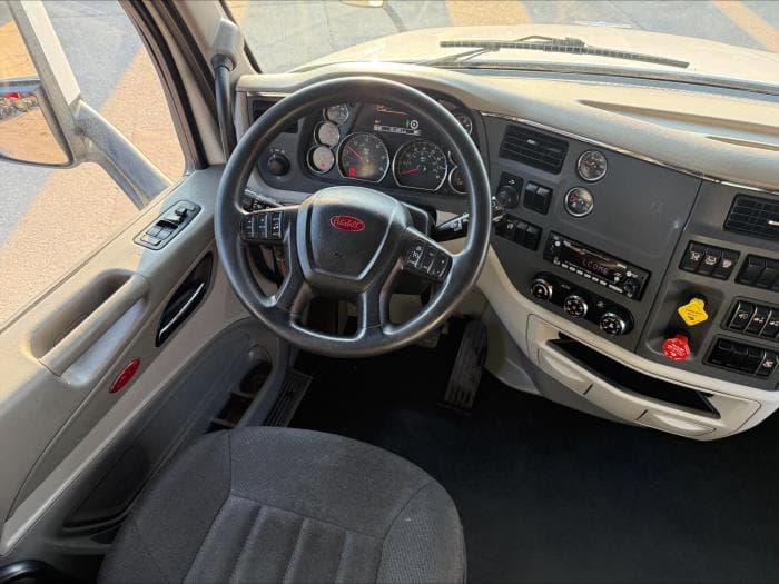 2021 Peterbilt 579 in Dallas, TX — photo 14