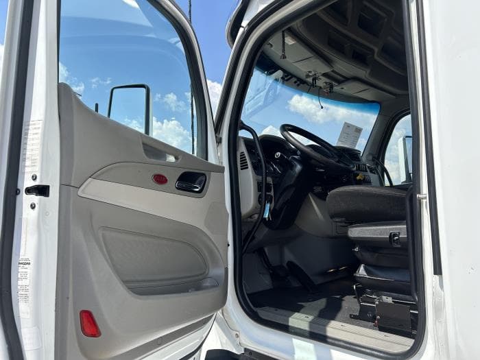 2020 Peterbilt 579 in Houston, TX — photo 25