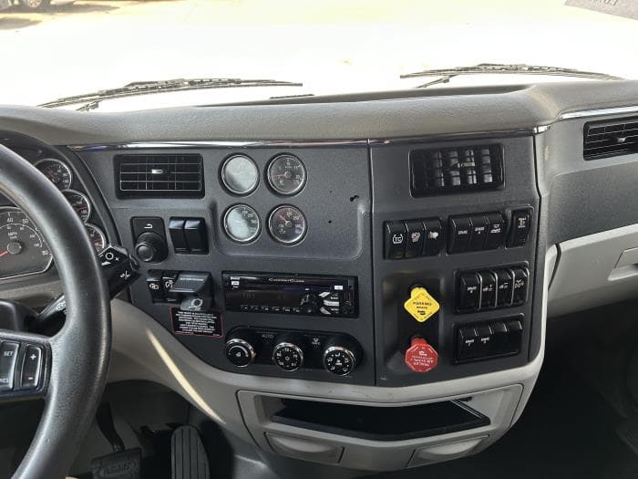 2020 Peterbilt 579 in Houston, TX — photo 37