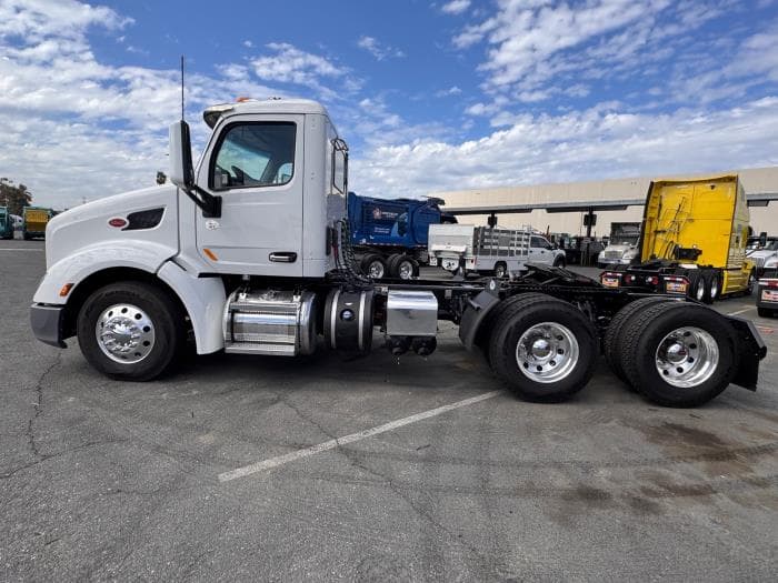 2021 Peterbilt 579 in Los Angeles, CA — photo 9